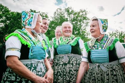 Frauen in sorbischer Tracht auf dem Naturmarkt